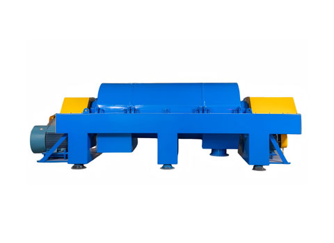 Horizontal screw centrifuge